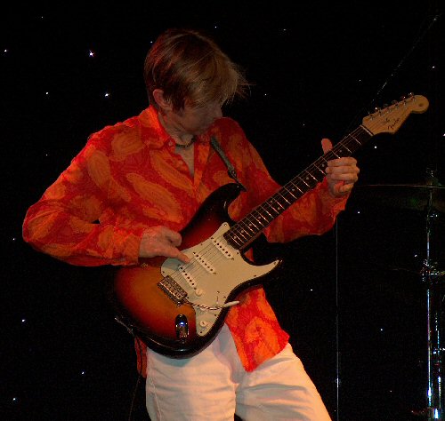 Eric Johnson Creates a Vibe!