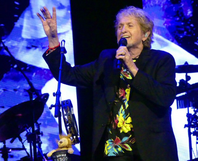 Jon Anderson Puts His Hands to Work at the Ryman
